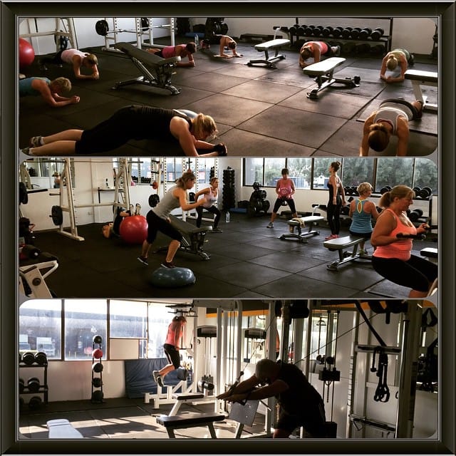 Clase grupal de fitness en el club con participantes entrenando