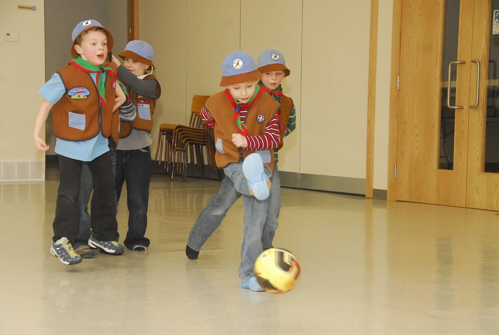Niños disfrutando una actividad deportiva infantil del club