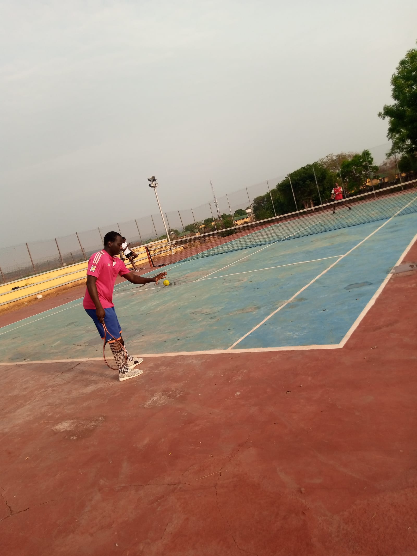 Jugador de tenis durante una clase en la cancha del club